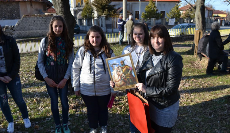Манол Генов с подарък към асеновградските училища по случай Трети март