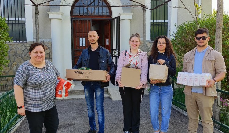 Сладкиши и Великденски курабии раздадоха младежите от БСП- Пловдив