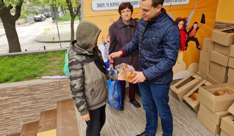 Възрастни хора и деца получиха хранителни пакети за Великден от пловдивските социалисти