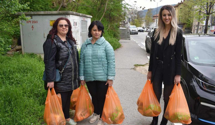 БСП в Асеновград зарадва хора в затруднено положение с яйца и козунаци за празниците