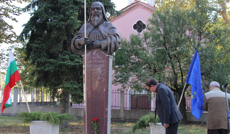 Д-р Емил Караиванов присъства на откриване на паметник на Св. Патриарх Евтимий