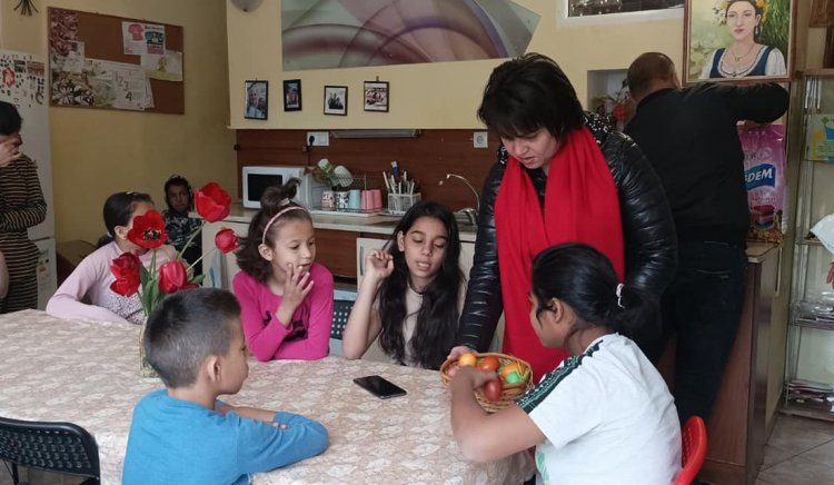 БСП-Карлово зарадваха деца от център за настаняване на Светли понеделник