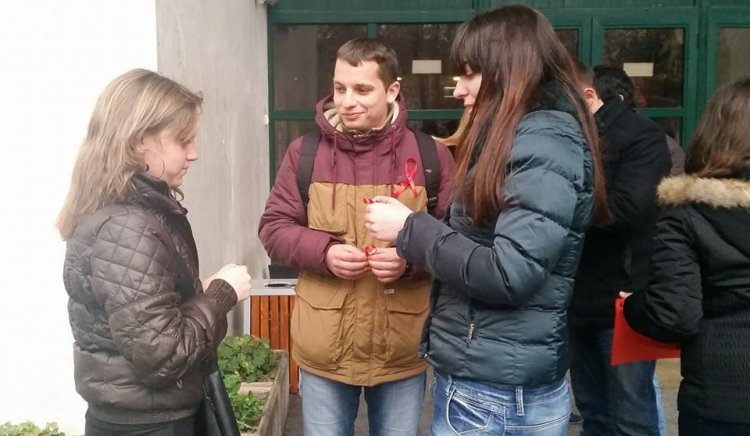 Младите пловдивски социалисти с анти СПИН акция сред студенти