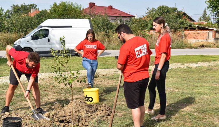 Младежкото обединение на БСП в Пловдив-област засади 28 дръвчета