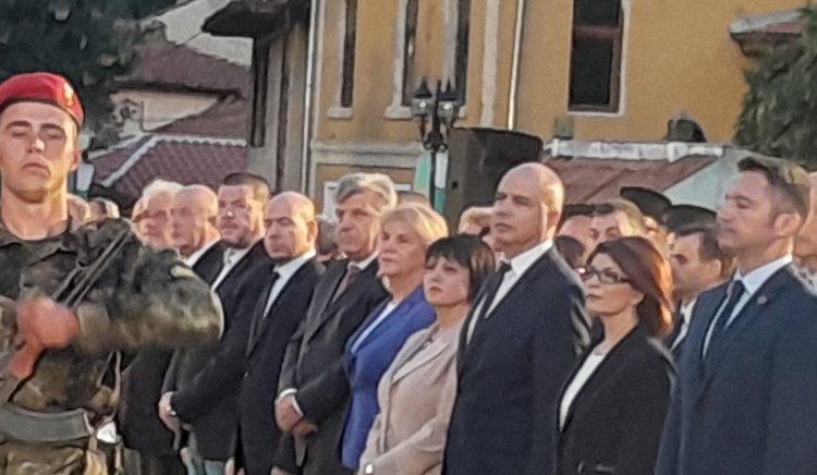В Карлово: Парламентарната група на БСП се поклони пред подвига на Васил Левски