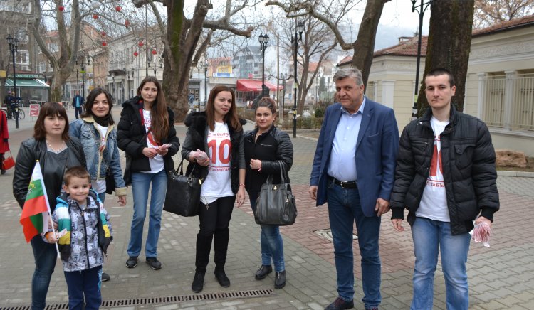 Манол Генов раздаде стотици мартеници, заедно с младежи от Асеновград 